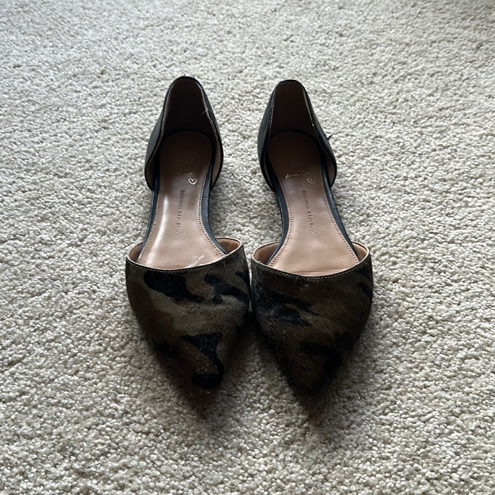 Black and green camouflage fake fur flat shoe